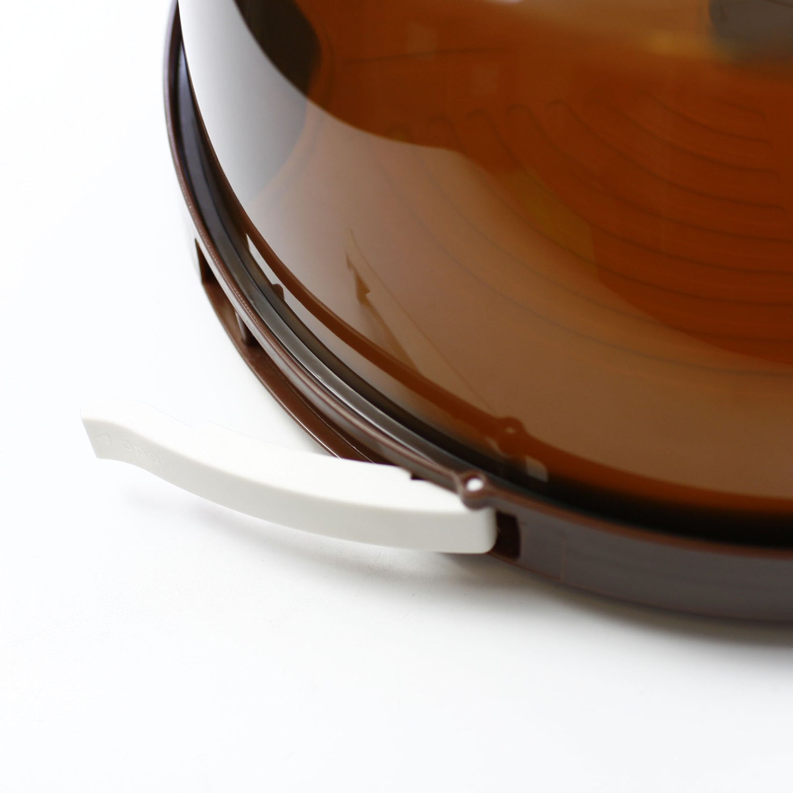 brown cover protect the cake avoid sunshine